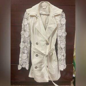 Elie Tahari
Natania Lace-Sleeve Trench Coat - 100% Exclusive